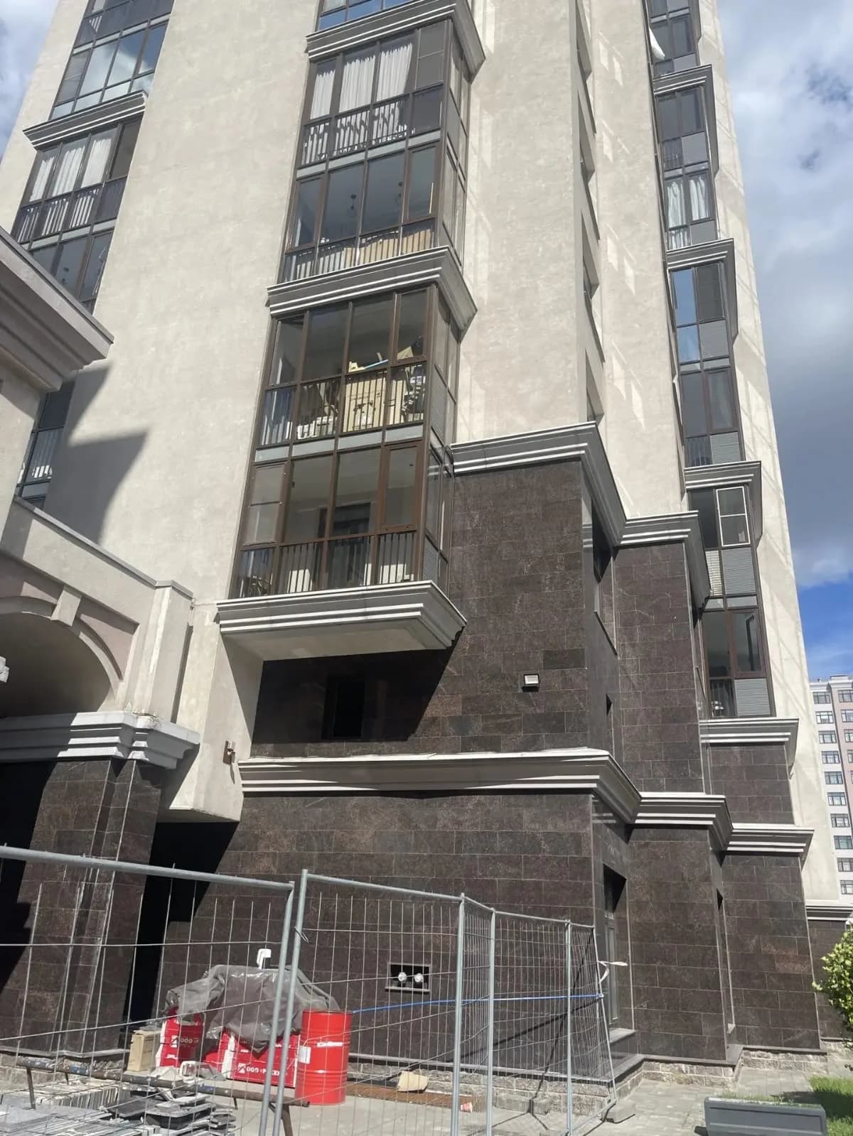 Жилой дом, пр. Тореза, 118 — Устранение дефектов облицовки фасада, восстановление декоративных элементов