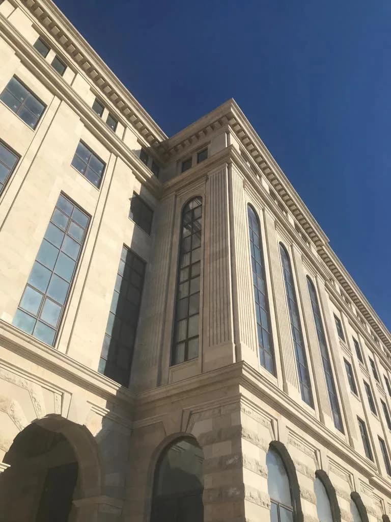 Комплекс зданий Верховного Суда РФ — Облицовка фасадов природным камнем
